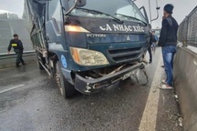 Cao tốc qua Thanh Hóa ùn tắc do ô tô đâm dải phân cách