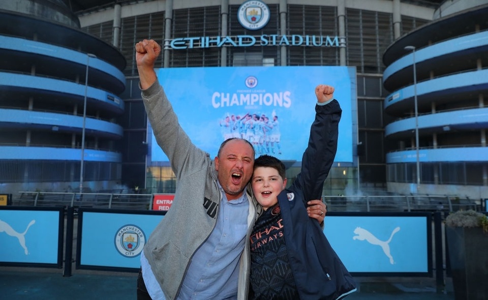 Cổ động viên đổ về Etihad ăn mừng Man City vô địch Premier League - 9 Cổ động viên đổ về Etihad ăn mừng Man City vô địch Premier League - 9