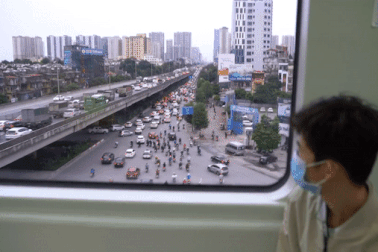 Theo chân người dân đi làm bằng tàu điện: Nhanh hơn xe riêng, tránh ùn tắc