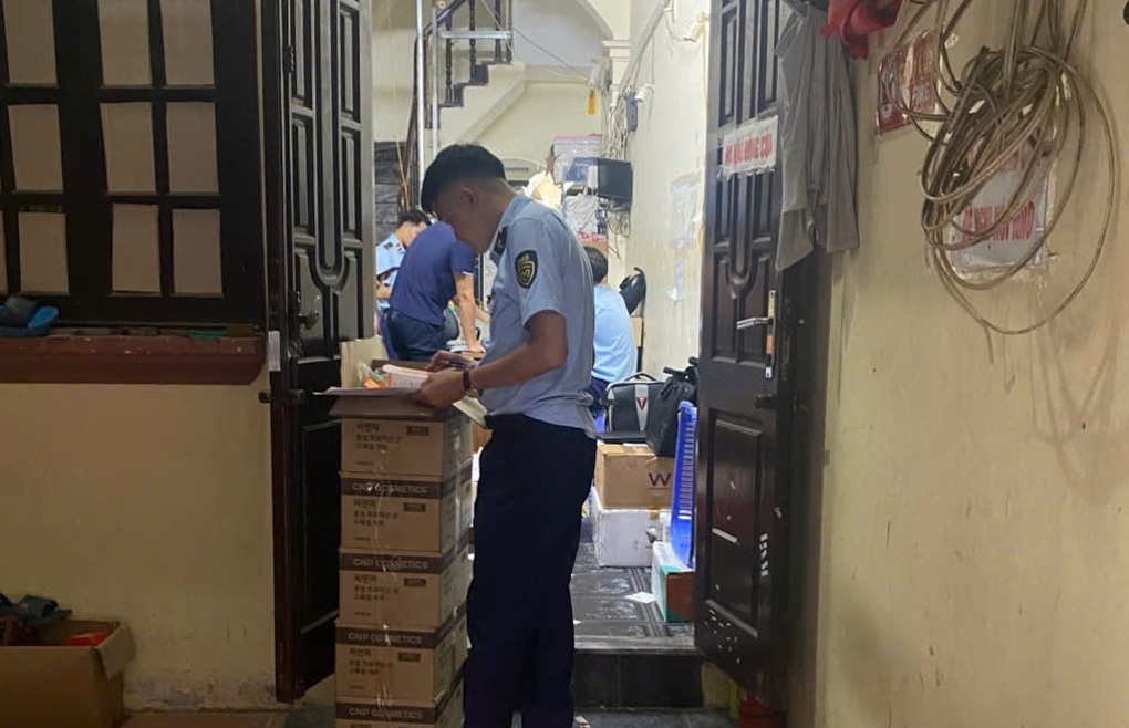 Hàng nghìn mỹ phẩm nhập lậu trà trộn vào hàng hợp pháp ở Hà Nội - 1 Hàng nghìn mỹ phẩm nhập lậu trà trộn vào hàng hợp pháp ở Hà Nội - 1