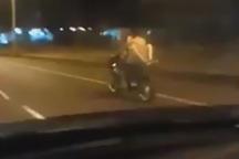 Cặp đôi bán khỏa thân "hành sự" trong khi lái mô tô lọt ống kính trên đường phố