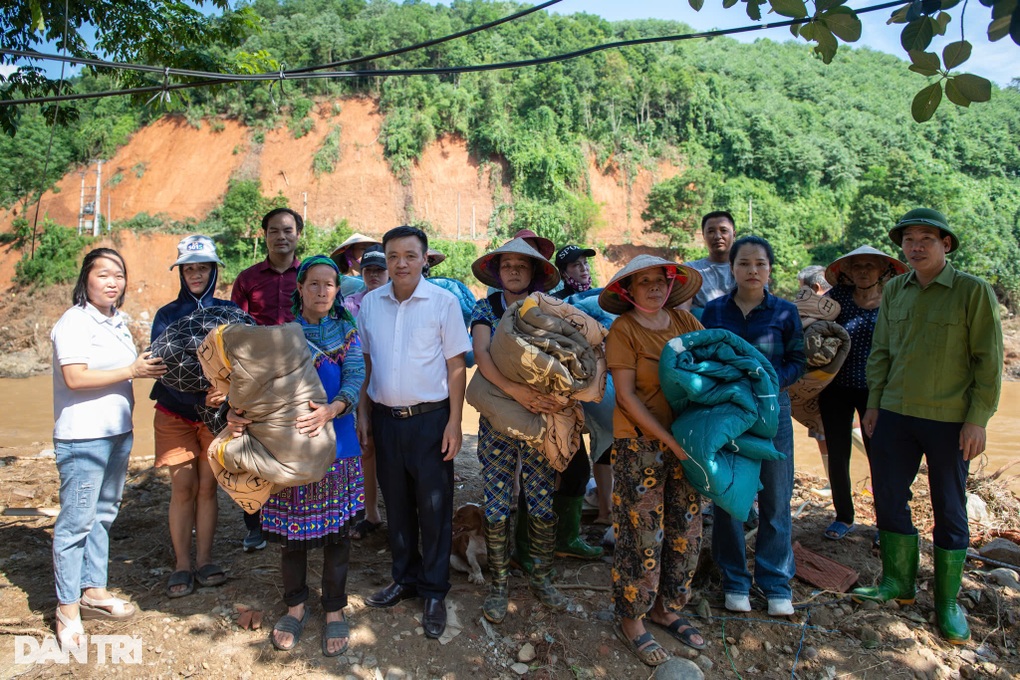 Báo Dân trí kịp thời hỗ trợ người dân Làng Nủ và huyện Bảo Yên - 10 Báo Dân trí kịp thời hỗ trợ người dân Làng Nủ và huyện Bảo Yên - 10
