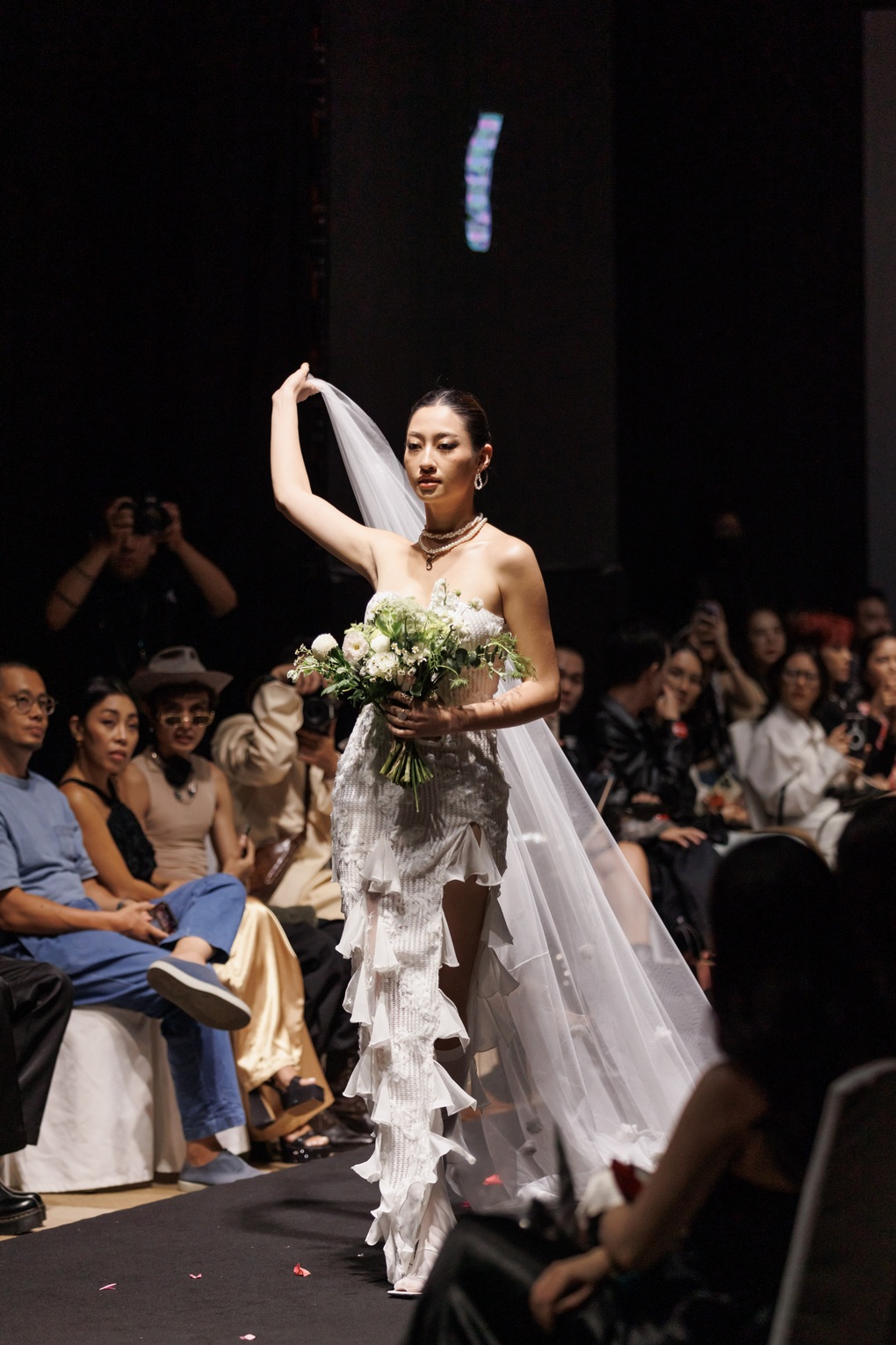 Lương Thùy Linh hóa cô dâu, tung hoa cưới trên sàn diễn thời trang - 2 Lương Thùy Linh hóa cô dâu, tung hoa cưới trên sàn diễn thời trang - 2