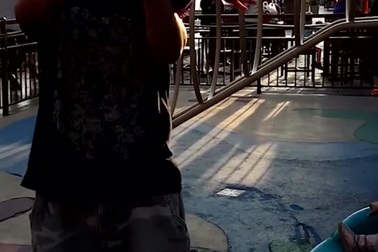 Bố luôn là người hùng để cứu con trong những tình huống nguy hiểm