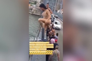 Nữ du khách khỏa thân, liều lĩnh nhảy cầu từ độ cao 45m