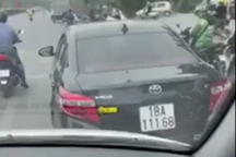 Nên tuân thủ chờ đèn đỏ hay vượt đèn đỏ để nhường đường xe cứu thương?