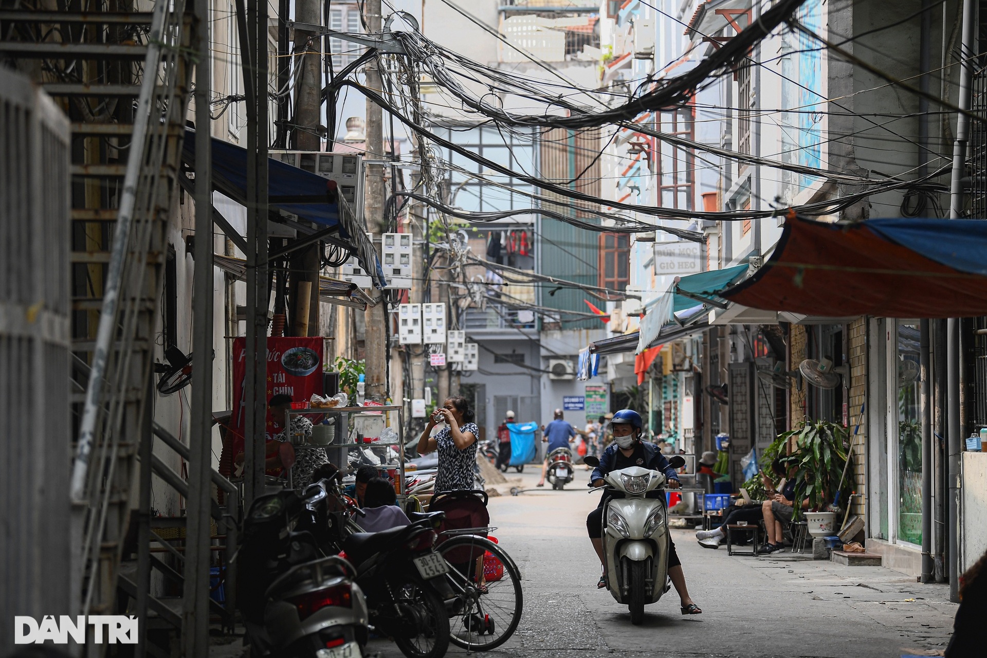 Dây điện, cáp viễn thông chăng mạng nhện khắp đường phố Hà Nội - 2 Dây điện, cáp viễn thông chăng mạng nhện khắp đường phố Hà Nội - 2