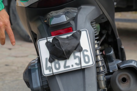 Bị xử phạt lỗi che biển số, tài xế phân trần: "Ai che chứ tôi không biết"