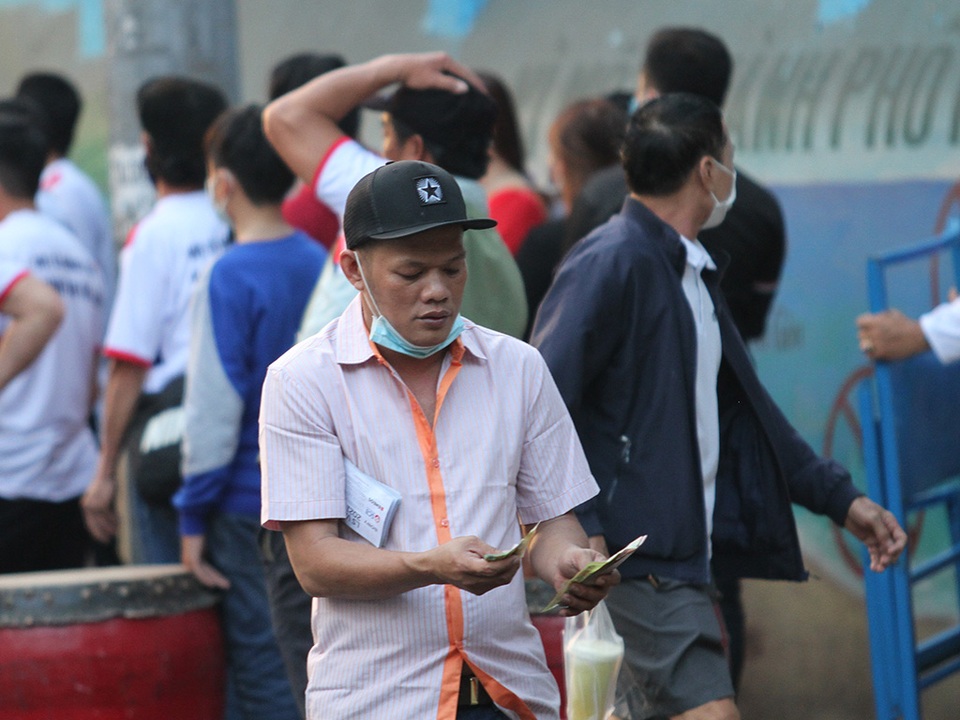 Sân Thống Nhất sôi động vài giờ trước khi Kiatisuk trình làng - 12 Sân Thống Nhất sôi động vài giờ trước khi Kiatisuk trình làng - 12