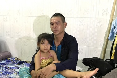 Nam nghệ sĩ hơn 200 lần… nhập viện và thà chết để con gái được đi học