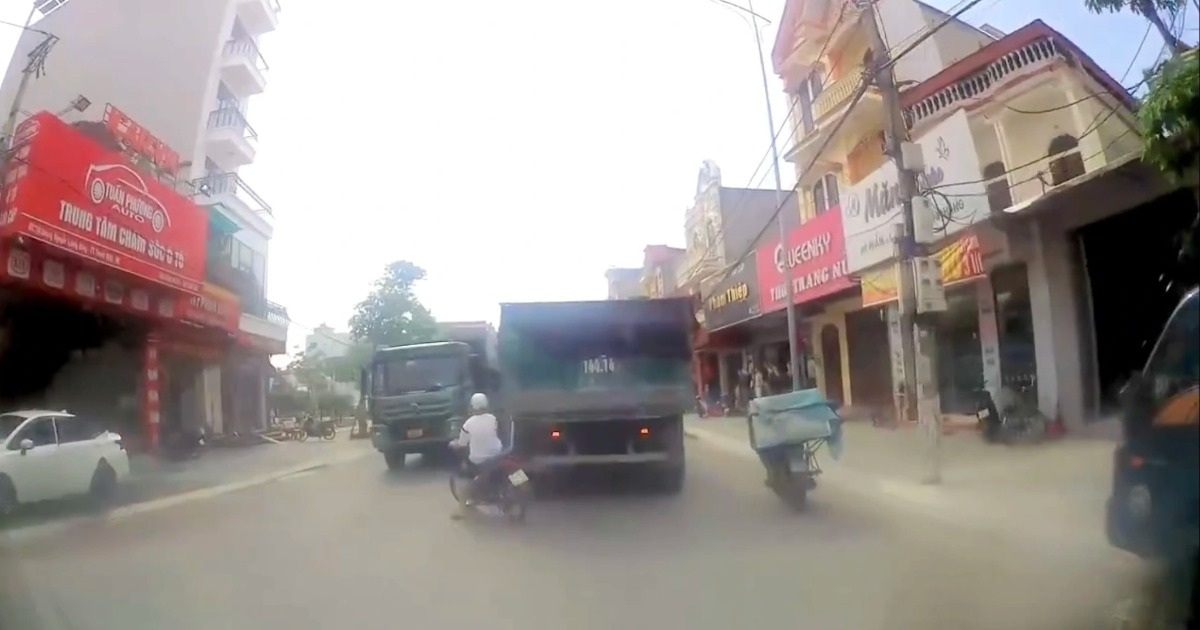 Thanh niên đi xe máy lao vào đầu xe ben vì kiểu luồn lách bất chấp