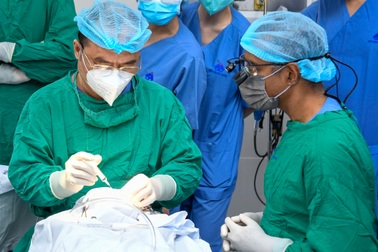 Bác sĩ Việt - Mỹ cứu người đàn ông bị khối u hiểm tấn công từ mắt lên não