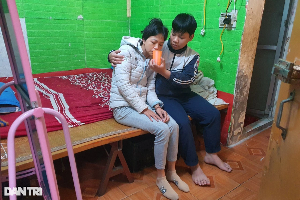 Thương cậu học trò non nớt mồ côi cha, đòi nghỉ học chăm mẹ ung thư ác tính - 6 Thương cậu học trò non nớt mồ côi cha, đòi nghỉ học chăm mẹ ung thư ác tính - 6