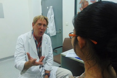 Bác sĩ Pierre Coulon đến khám và chữa bệnh tại Việt Nam 