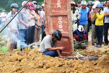 Xe ben tông xe máy, "dội" đất lên người nạn nhân