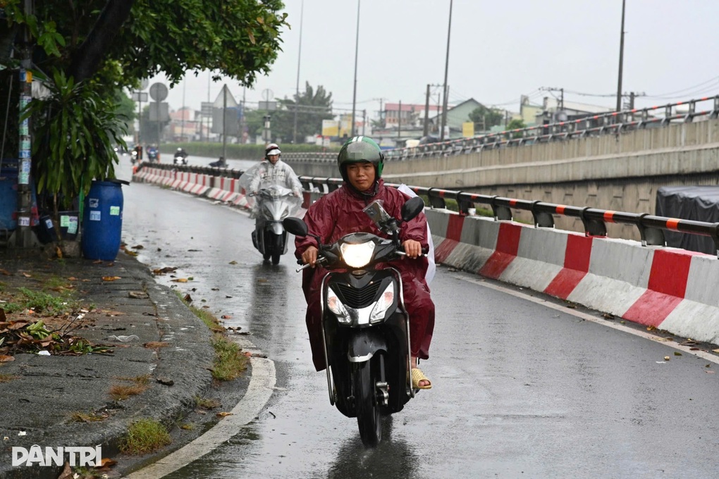 TPHCM mưa dông từ sáng sớm, cảnh báo ngập và gió giật mạnh - 2