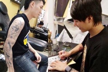 Thợ tattoo, người chia sẻ những thông điệp nghệ thuật