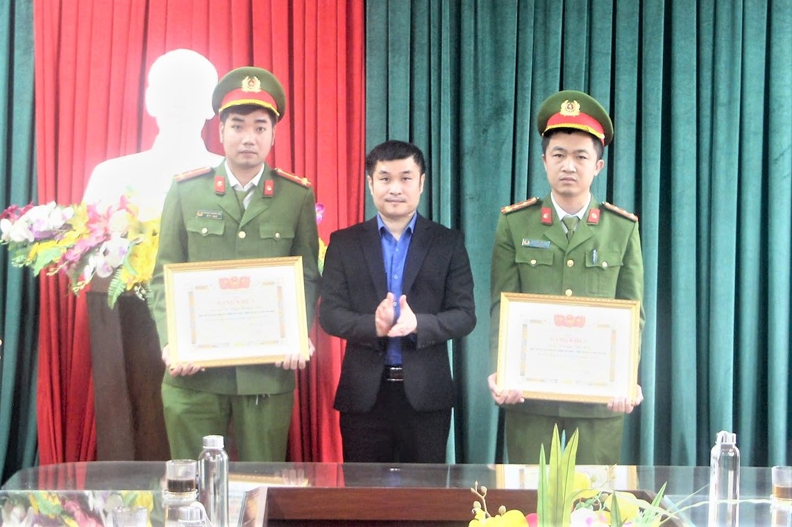 Two police officers jumped into a deep lake to save people - 1 Hai chiến sĩ công an nhảy xuống hồ nước sâu cứu người - 1