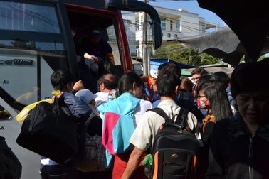 Vụ sập cầu Ghềnh: Đường sắt tê liệt, hành khách khốn đốn