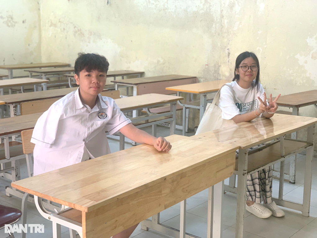 Thí sinh gãy chân tay trước kỳ thi lớp 10 bật khóc vì được giúp viết bài hộ - 1 Thí sinh gãy chân tay trước kỳ thi lớp 10 bật khóc vì được giúp viết bài hộ - 1