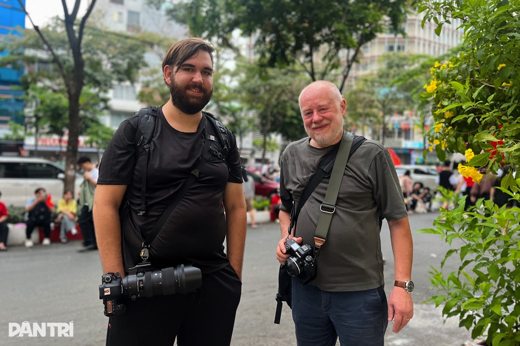 Khách Tây cầm cờ đỏ sao vàng, thức xuyên đêm trên phố chờ xem diễu binh - 2