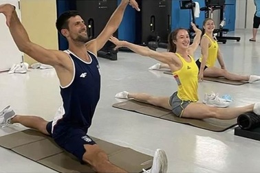 Djokovic trổ tài lạ bên hai mỹ nữ môn thể dục nghệ thuật