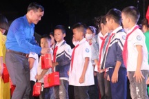 Trung thu ấp ám, trao nhận yêu thương với trẻ em nghèo vùng cao