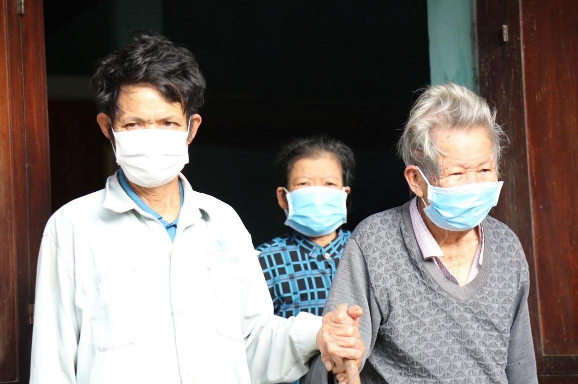 EVNCPC Đà Nẵng: Thăm, tặng quà 46 hộ khó khăn tại 5 xã của huyện Hòa Vang - 4 EVNCPC Đà Nẵng: Thăm, tặng quà 46 hộ khó khăn tại 5 xã của huyện Hòa Vang - 4