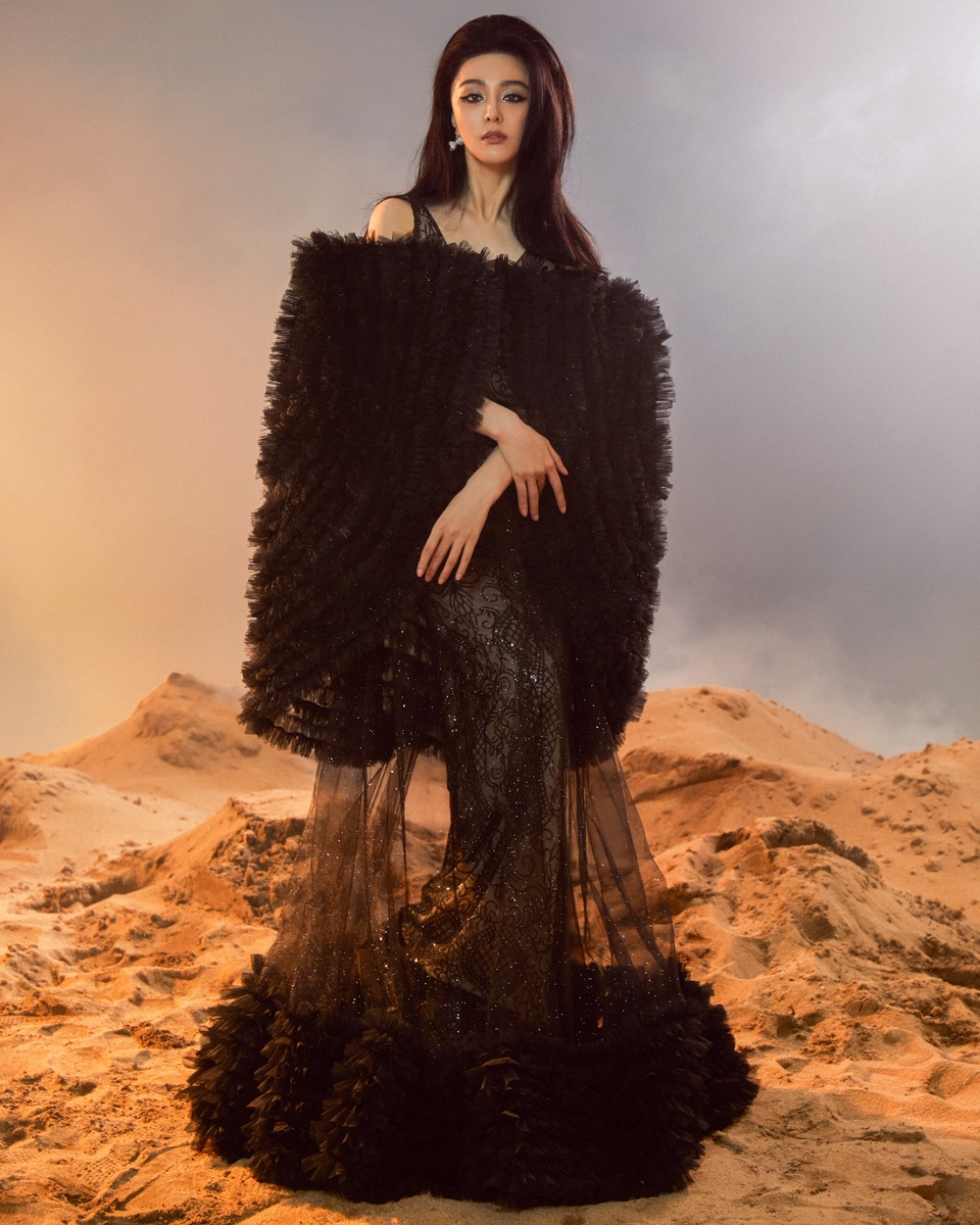 Phạm Băng Băng xuất hiện như nữ thần trên tạp chí Anh trong trang phục của nhà thiết kế Tuyết Lê - 1 Phạm Băng Băng xuất hiện như nữ thần trên tạp chí Anh trong trang phục của nhà thiết kế Tuyết Lê - 1