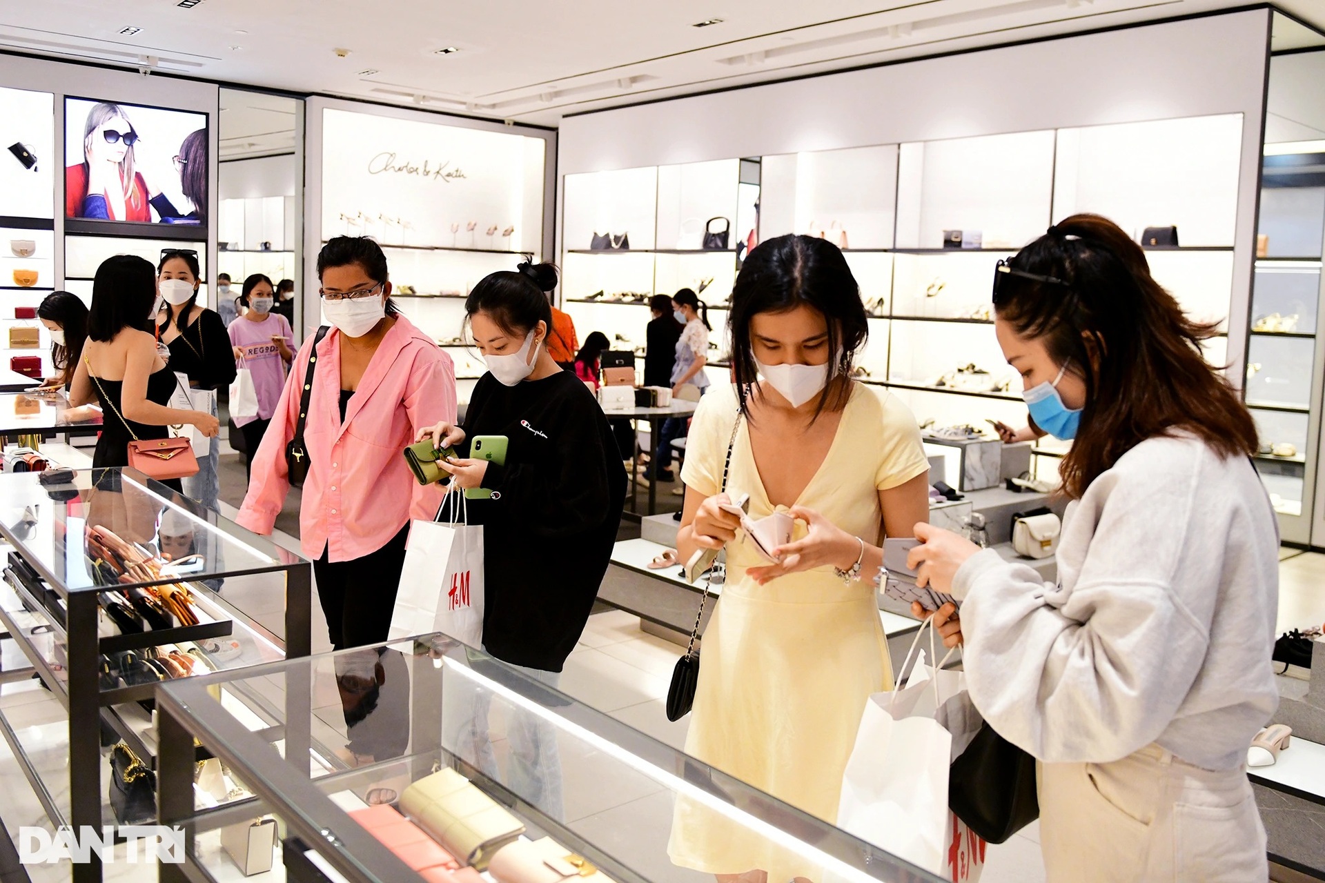 Người dân Sài Gòn chen chân mua sắm trong ngày Black Friday - 12