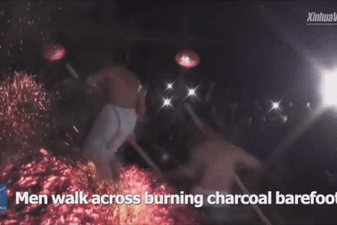 Rợn người cảnh đi chân trần trên than nóng rẫy để trừ tà ma