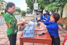 Cô gái tí hon cao 1m tiếp sức mùa thi