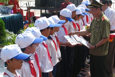 Cần Thơ: Trao 20 suất học bổng cho học sinh nghèo