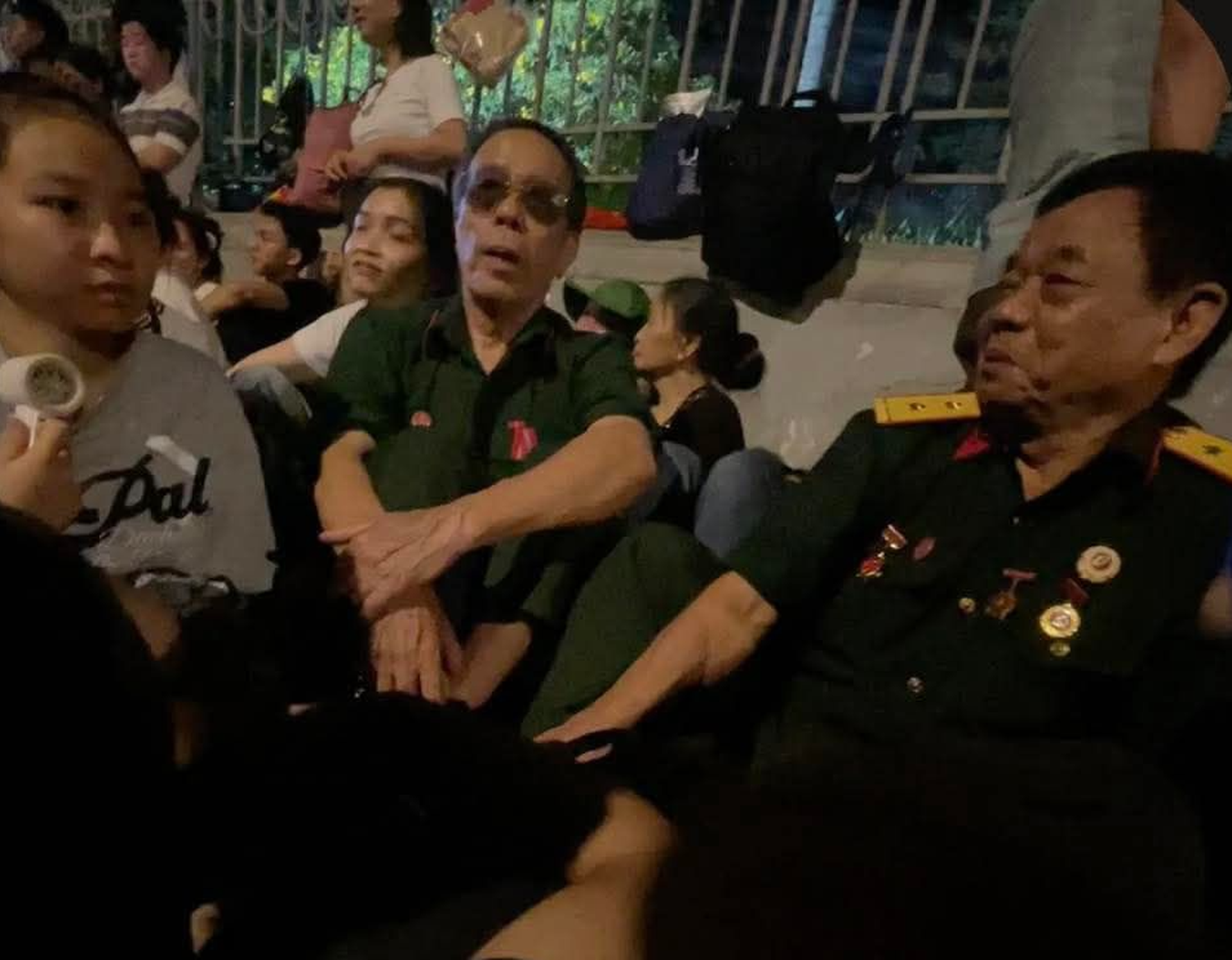 Ấm lòng: Sinh viên mời cựu chiến binh bị đuổi chỗ cùng xem diễu binh - 1 Ấm lòng: Sinh viên mời cựu chiến binh bị đuổi chỗ cùng xem diễu binh - 1