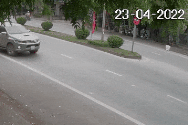 Xe bán tải chuyển hướng "như chốn không người", đâm xe máy văng ra đường