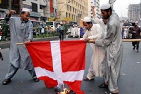 Báo Pháp tiếp tục đổ thêm dầu vào lửa 