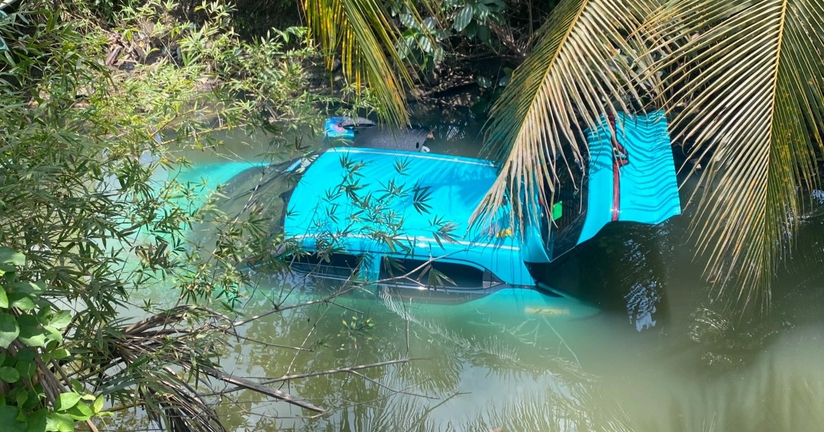 Chiếc xe chìm nghỉm dưới nước (Ảnh: CTV).