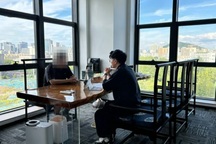 Người trẻ thất nghiệp chi 180.000 đồng/ngày để giả làm nhân viên văn phòng