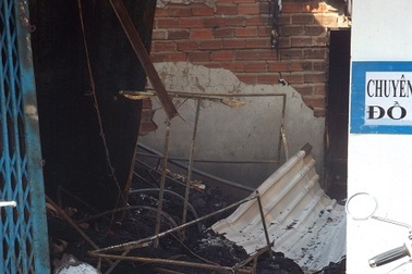 “Bà hỏa” thiêu rụi shop quần áo lúc nửa đêm
