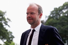 Người hâm mộ MU thuê máy bay đòi sa thải “sếp lớn”