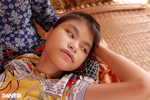 Cha mẹ bỏ rơi, bé gái bại não sống lay lắt cùng ông bà ngoại nghèo khó