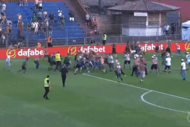 Bạo loạn kinh hoàng ở Brazil: Hàng trăm CĐV hỗn chiến, đuổi đánh cầu thủ