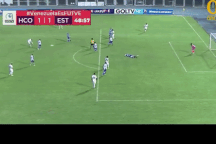 Cầu thủ bị sút "nổ đom đóm mắt", nằm sân vẫn là... tội đồ