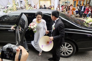 Hoa hậu Thu Ngân rạng rỡ trong ngày rước dâu