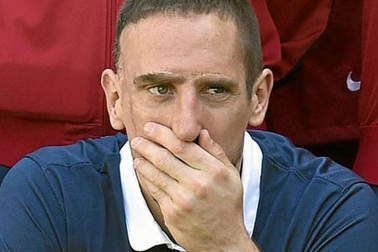 Từ chối khoác áo tuyển Pháp, Ribery bị Platini dọa treo giò