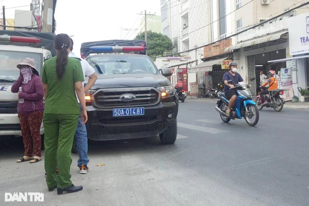 Công an làm việc với người phụ nữ nghi lừa nhiều tiệm thuốc ở TPHCM - 2 Công an làm việc với người phụ nữ nghi lừa nhiều tiệm thuốc ở TPHCM - 2