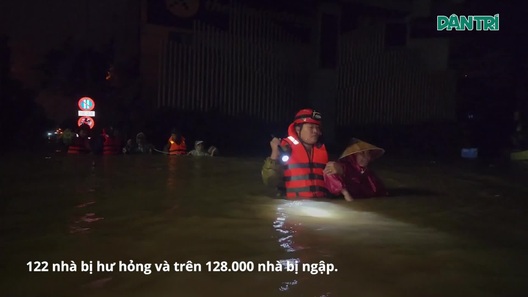 Người miền Trung oằn mình trong lũ lịch sử