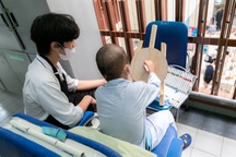 Nhóm học sinh mở lớp học vẽ bên giường bệnh nhi