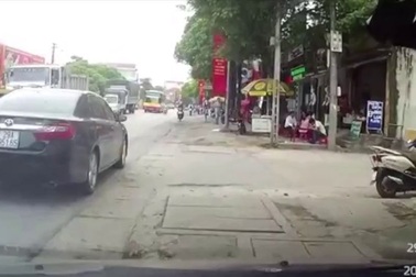 Kinh nghiệm lái ôtô vượt phải trong thành phố