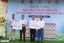 Trao 350 thẻ bảo hiểm y tế đến học sinh tại miền Trung - Tây Nguyên